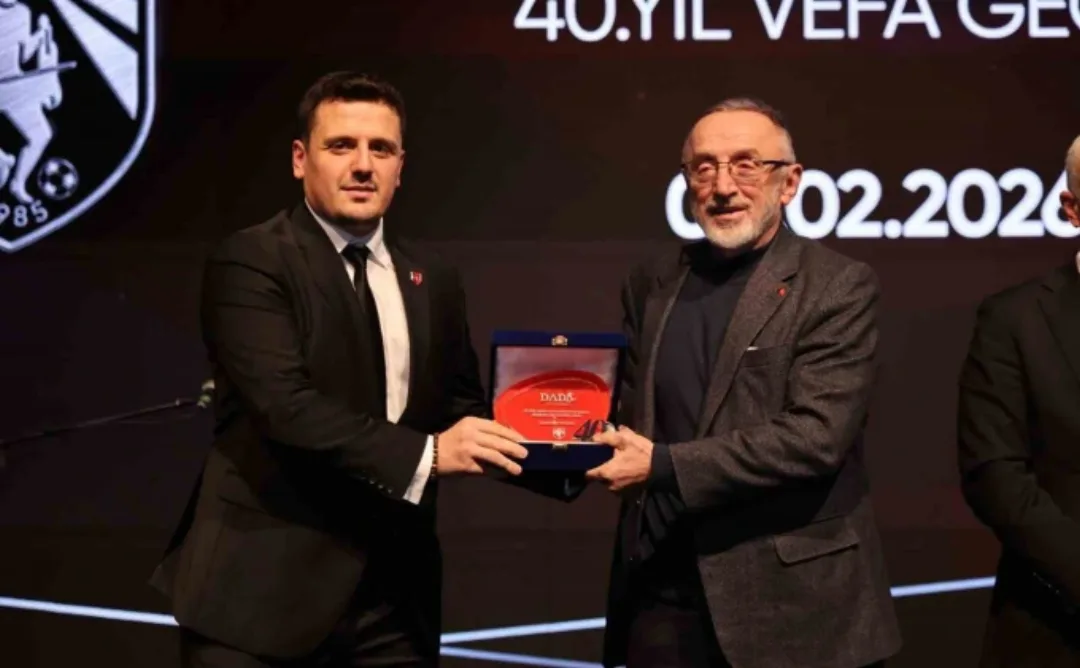 Plaque Presented to Yasin Yavuz at Çaykaraspor’s 40th Anniversary Loyalty Night
